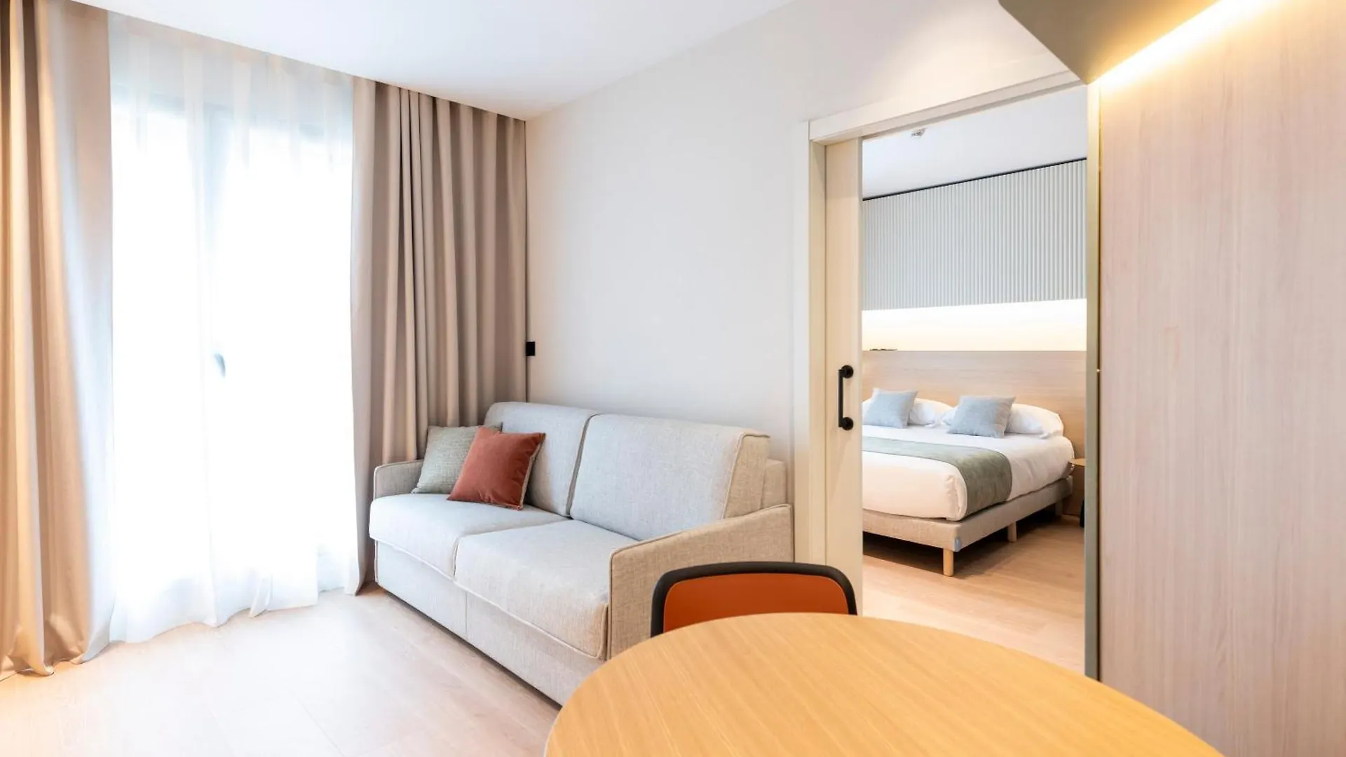 ברצלונה Aparthotel Atenea Calabria 3*,