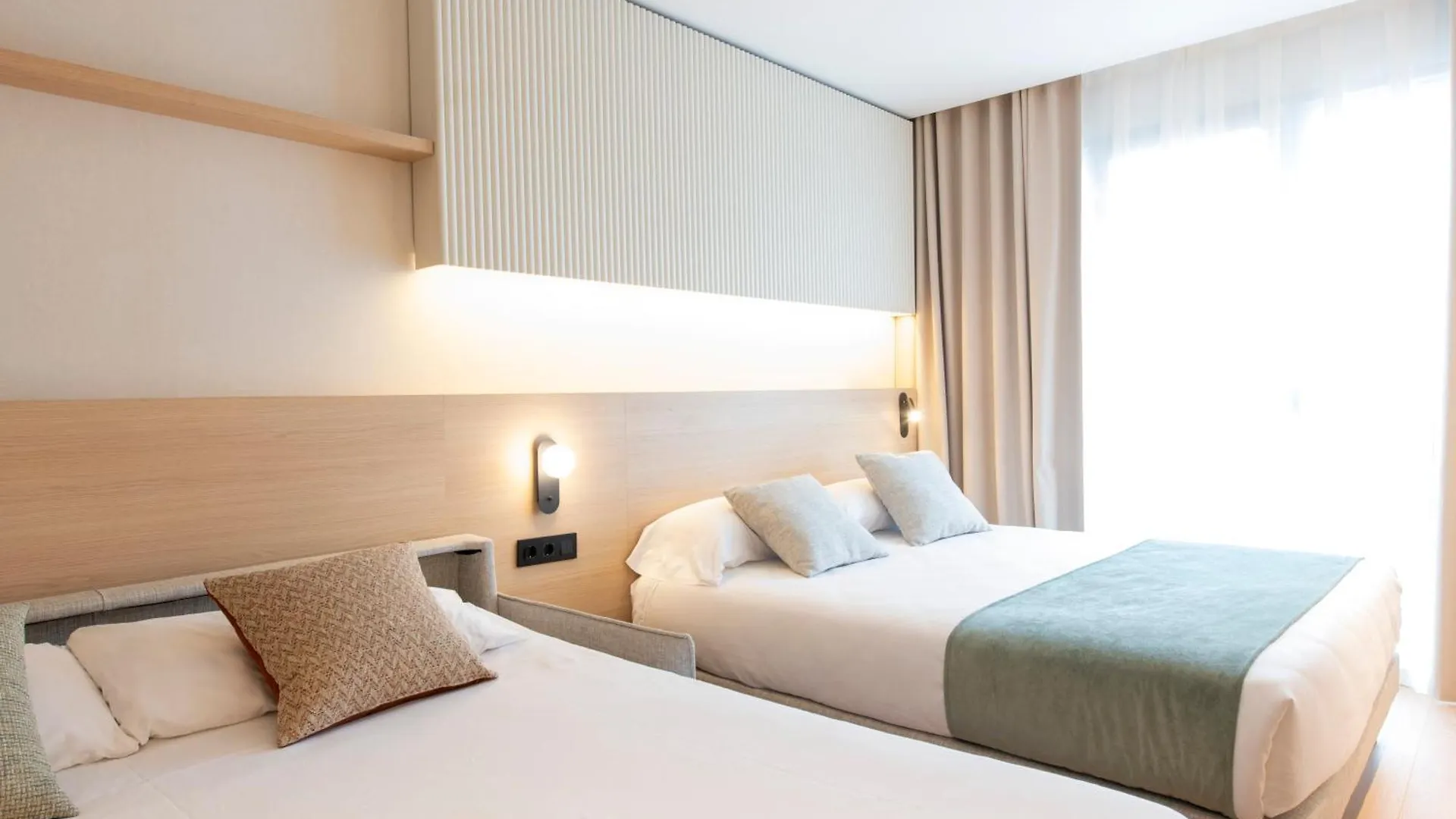 ברצלונה Aparthotel Atenea Calabria 3*,