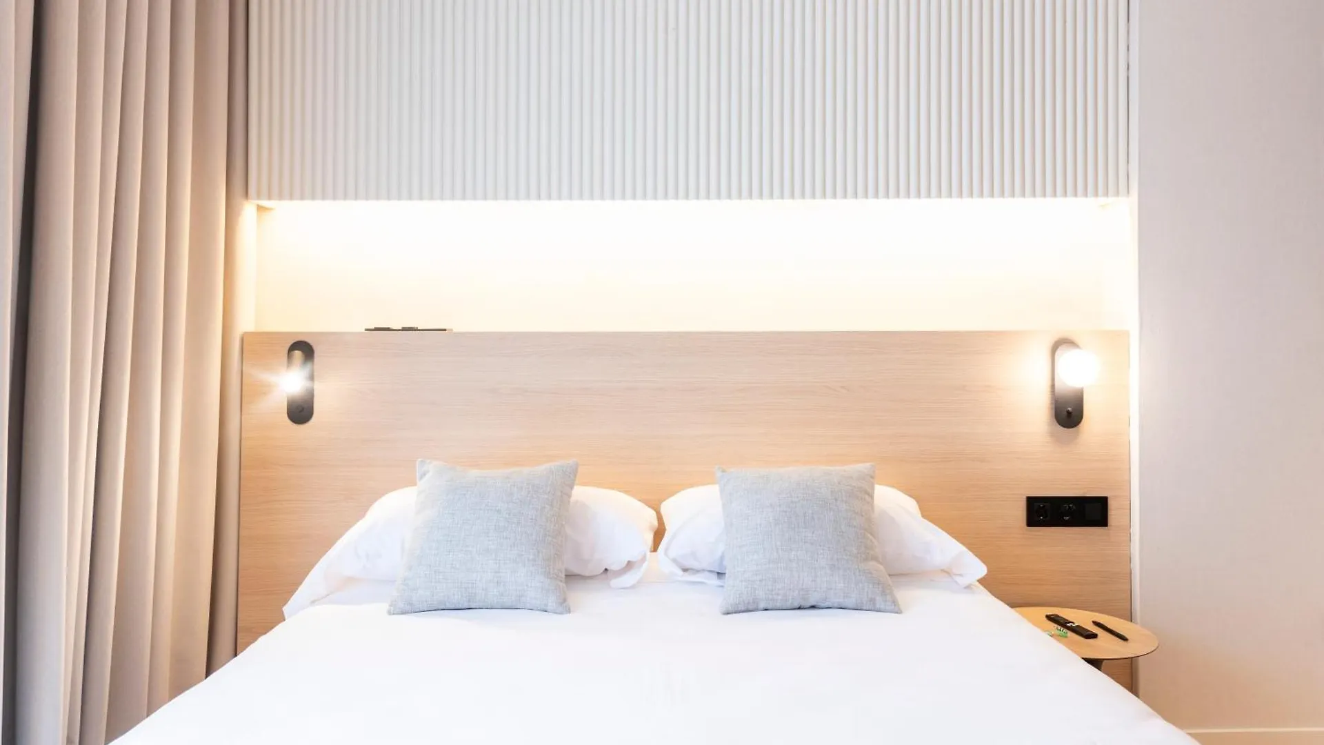 Aparthotel Atenea Calabria Barcelona 3*,  España