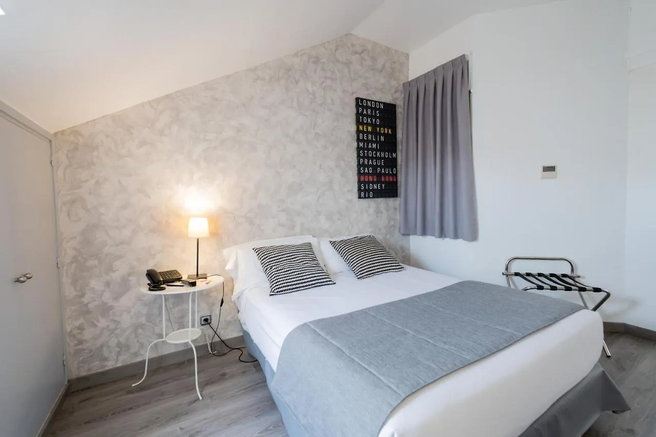 Aparthotel Atenea Calabria Barcelona 3*,  España